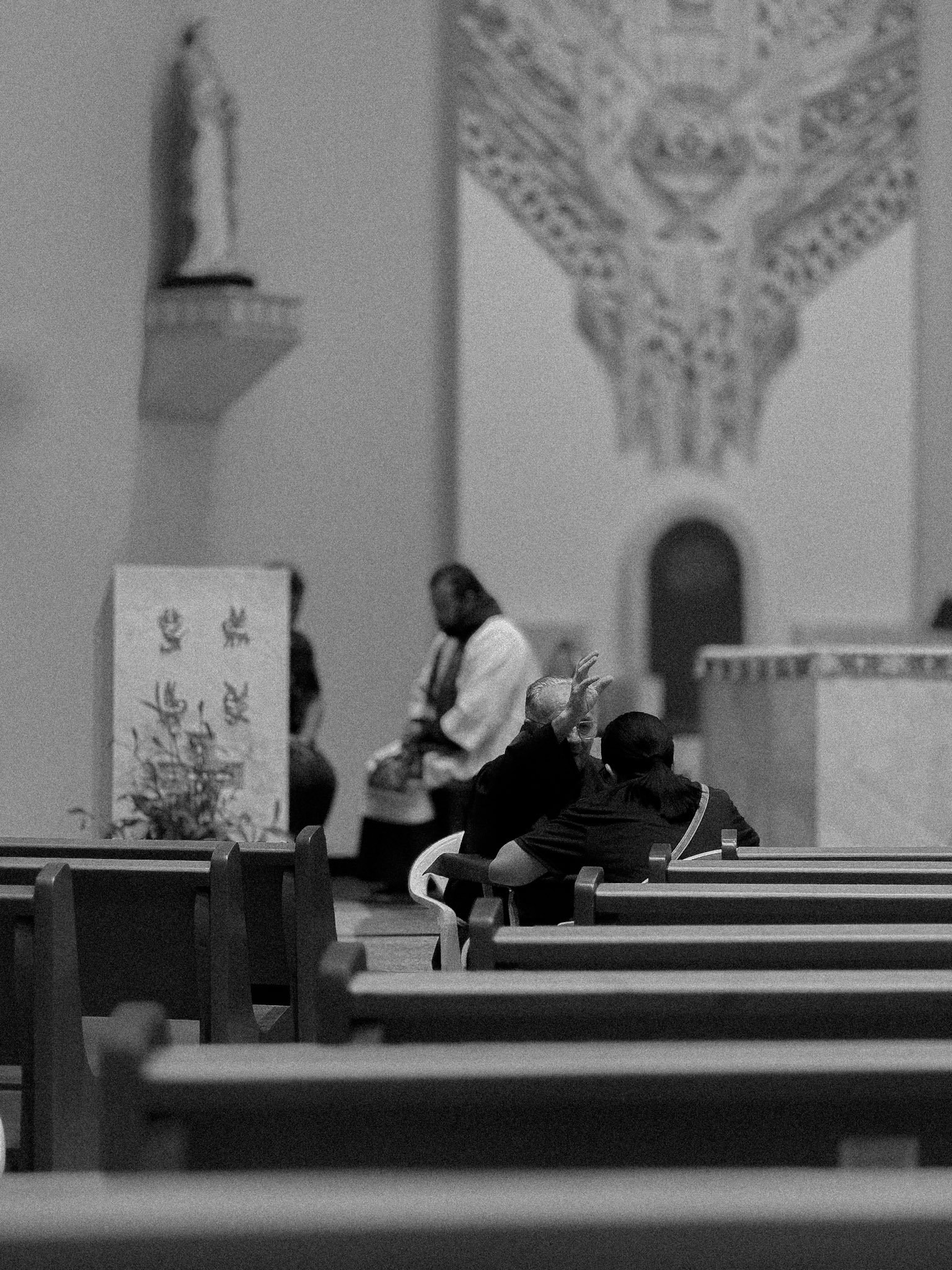 Fiéis em oração na igreja